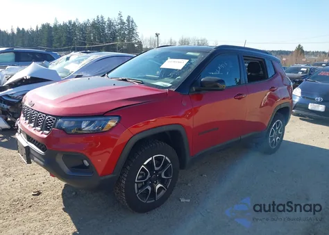 2025 Jeep Compass Trailhawk 4X4 z USA, uszkodzony, nr VIN 3C4NJDDN5ST622096